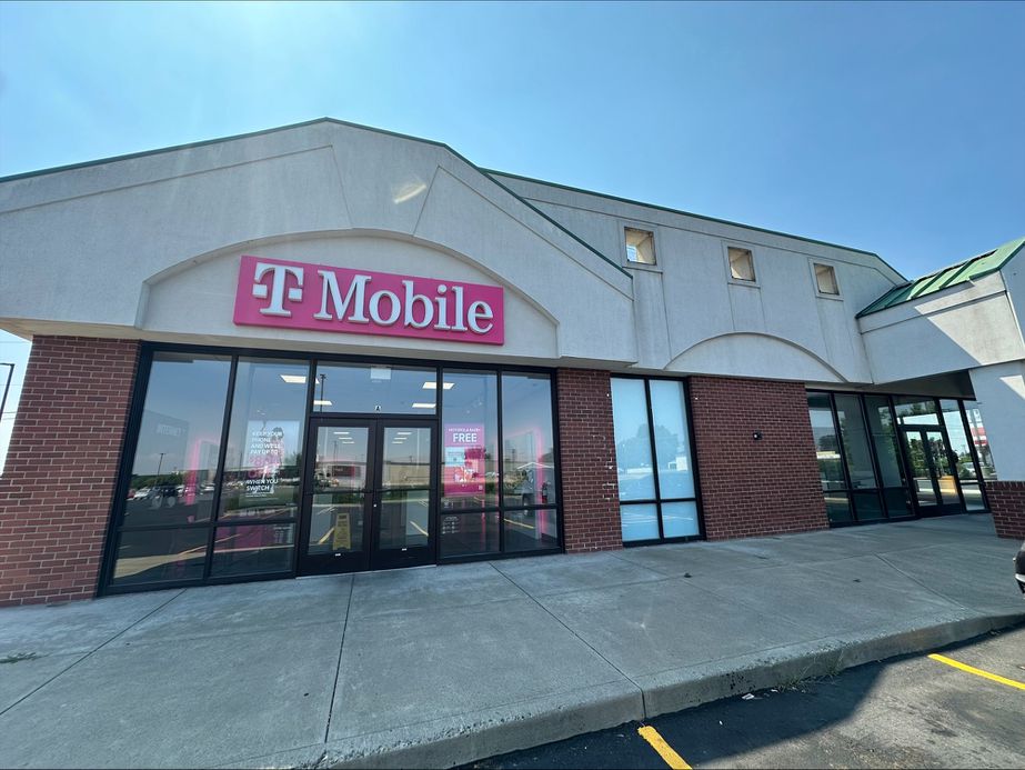 Exterior photo of T-Mobile Store at Yakima Valley Hwy & Morgan Rd, Sunnyside, WA