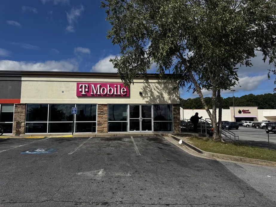  Exterior photo of T-Mobile Store at Riverdale Rd, Riverdale, GA 