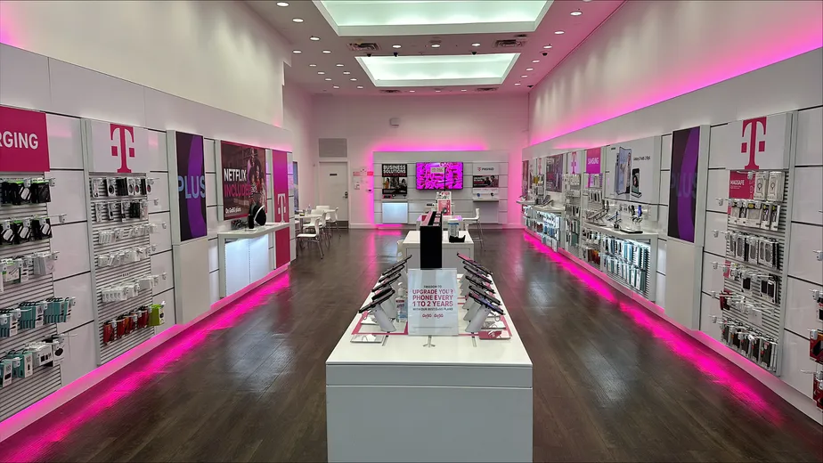Foto del interior de la tienda T-Mobile en 14th & University, New York, NY