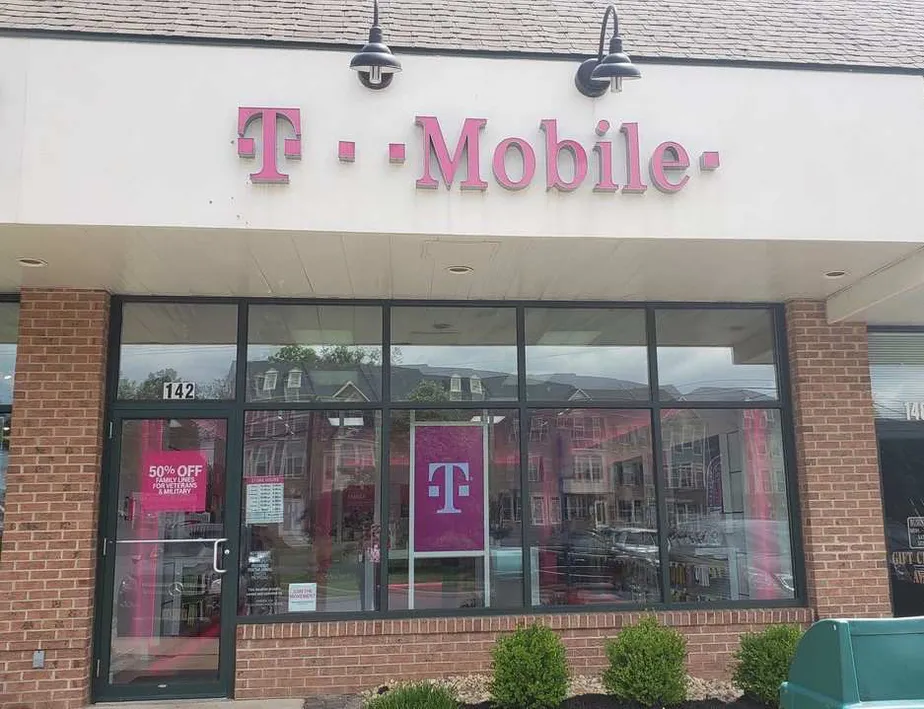 Exterior photo of T-Mobile store at Ashburn Rd & Glouchester Pkwy, Ashburn, VA
