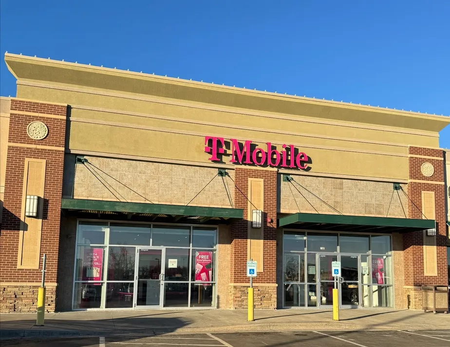  Exterior photo of T-Mobile Store at Liberty Triangle, Liberty, MO 