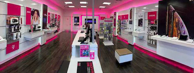 Foto del interior de la tienda T-Mobile en Makala & Hwy 19, Kona, HI