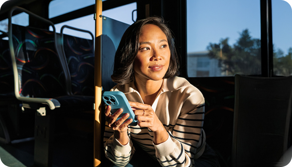 Mujer en el autobús usando su teléfono celular