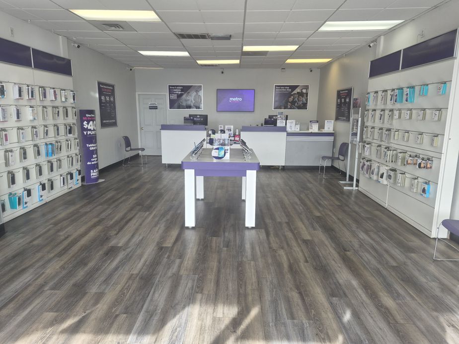 Metro by T-Mobile 3600 W Clearwater Ave - 3600 W Clearwater Ave 