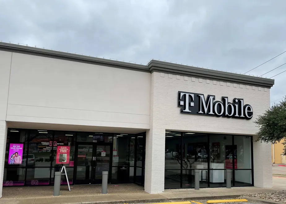 Exterior photo of T-Mobile store at Campbell Rd & Coit Rd, Dallas, TX