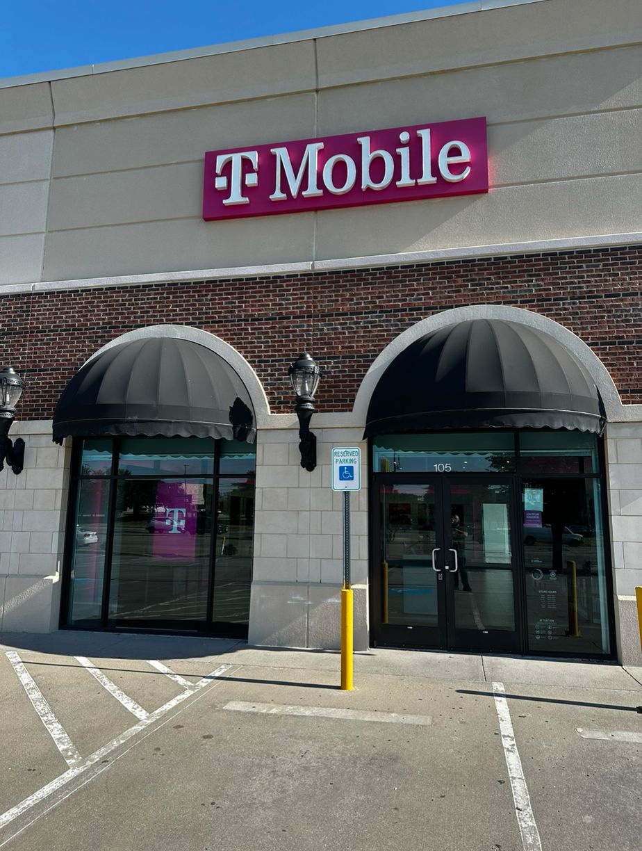 Exterior photo of T-Mobile Store at Murphy & 544, Murphy, TX