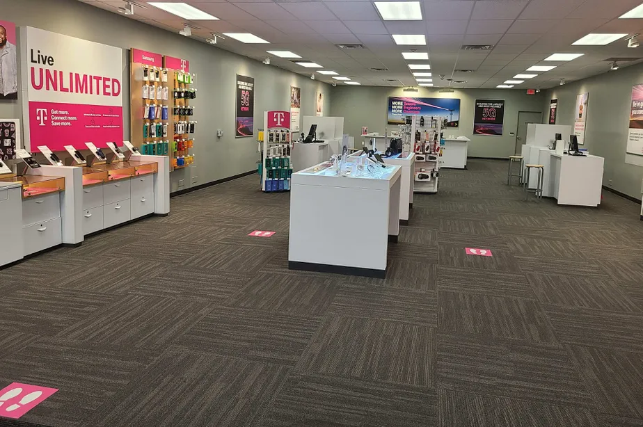 Foto del interior de la tienda T-Mobile en Bethlehem Pike & N Wales Rd, Montgomeryville, PA