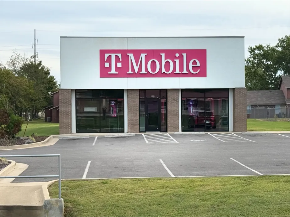  Exterior photo of T-Mobile Store at N Broadway St, Poteau, OK 