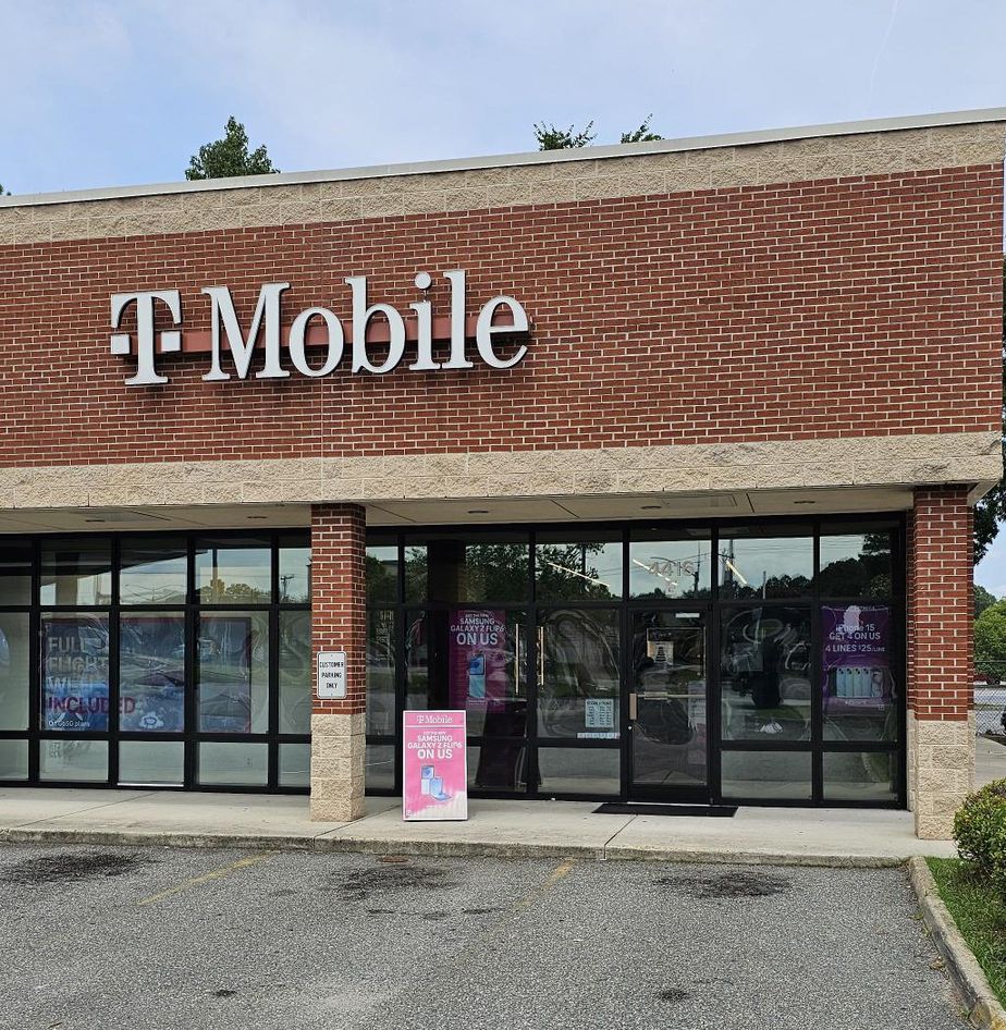Exterior photo of T-Mobile Store at Portsmouth Blvd & Gum Rd, Chesapeake, VA