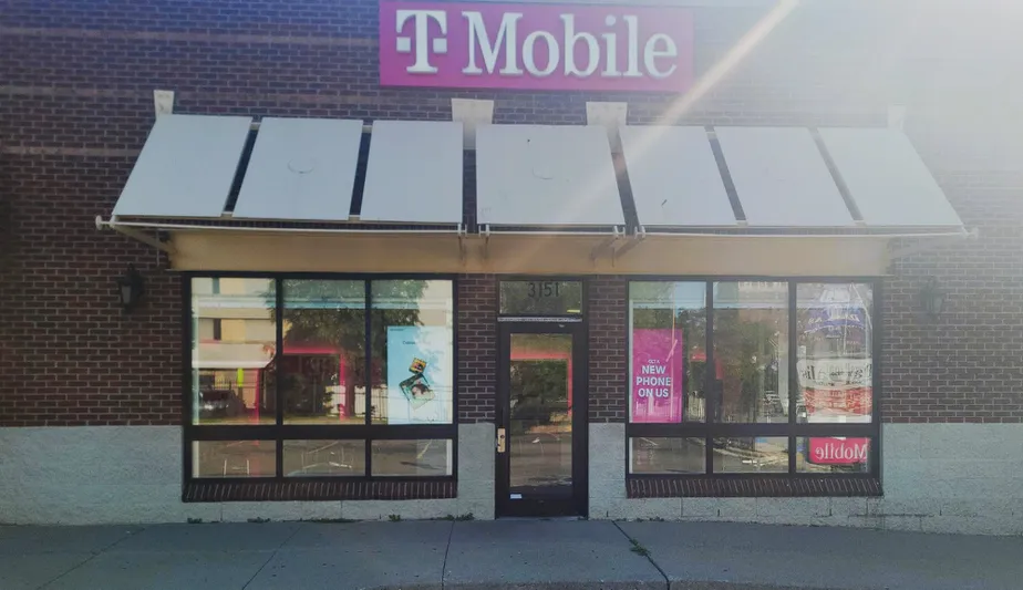 Foto del exterior de la tienda T-Mobile en Jefferson Ave & Mcdougal, Detroit, MI