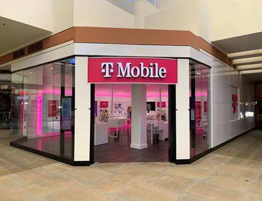 Foto del exterior de la tienda T-Mobile en Charleston Towne Center, Charleston, WV