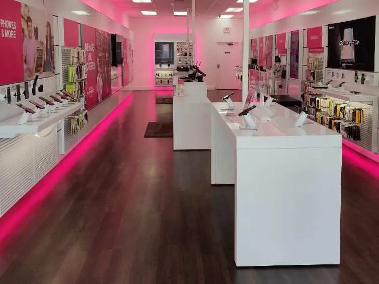 Foto del interior de la tienda T-Mobile en Ann Arbor Rd & Rocker Ave, Plymouth, MI