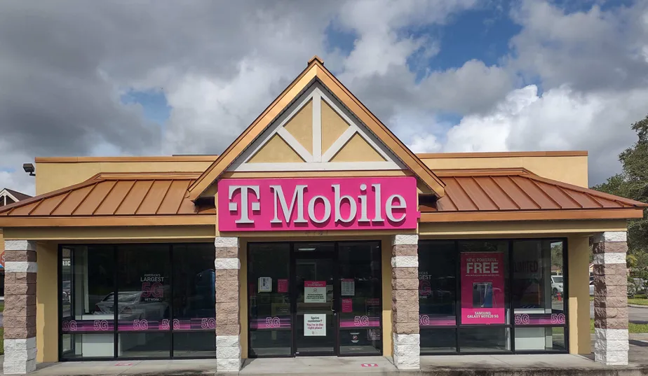 Foto del exterior de la tienda T-Mobile en E Silver Springs Blvd & Ne 49th Ave, Ocala, FL