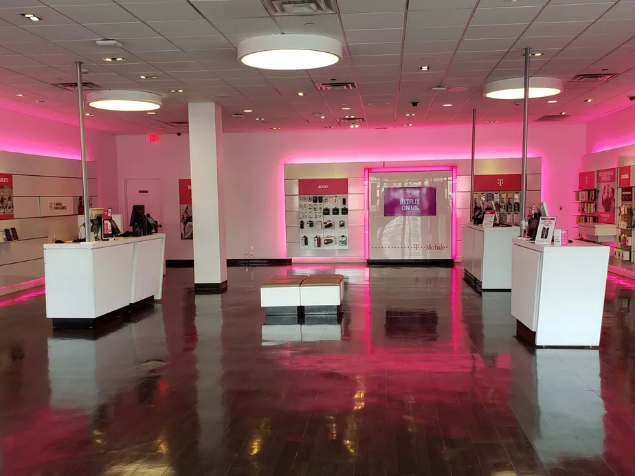 Foto del interior de la tienda T-Mobile en Commack & Long Island, Deer Park, NY