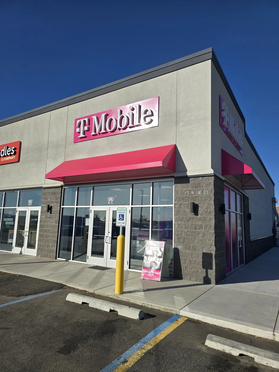  Exterior photo of T-Mobile Store at 2nd & 38th, Williston, ND 