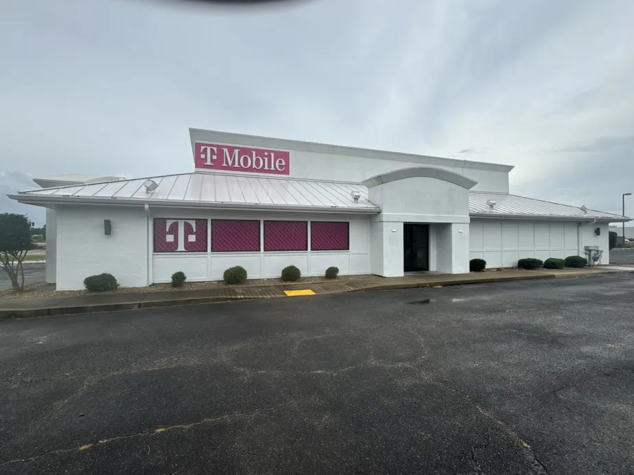  Exterior photo of T-Mobile Store at MLK Jr Blvd & Bowman Blvd, Greenville, MS 