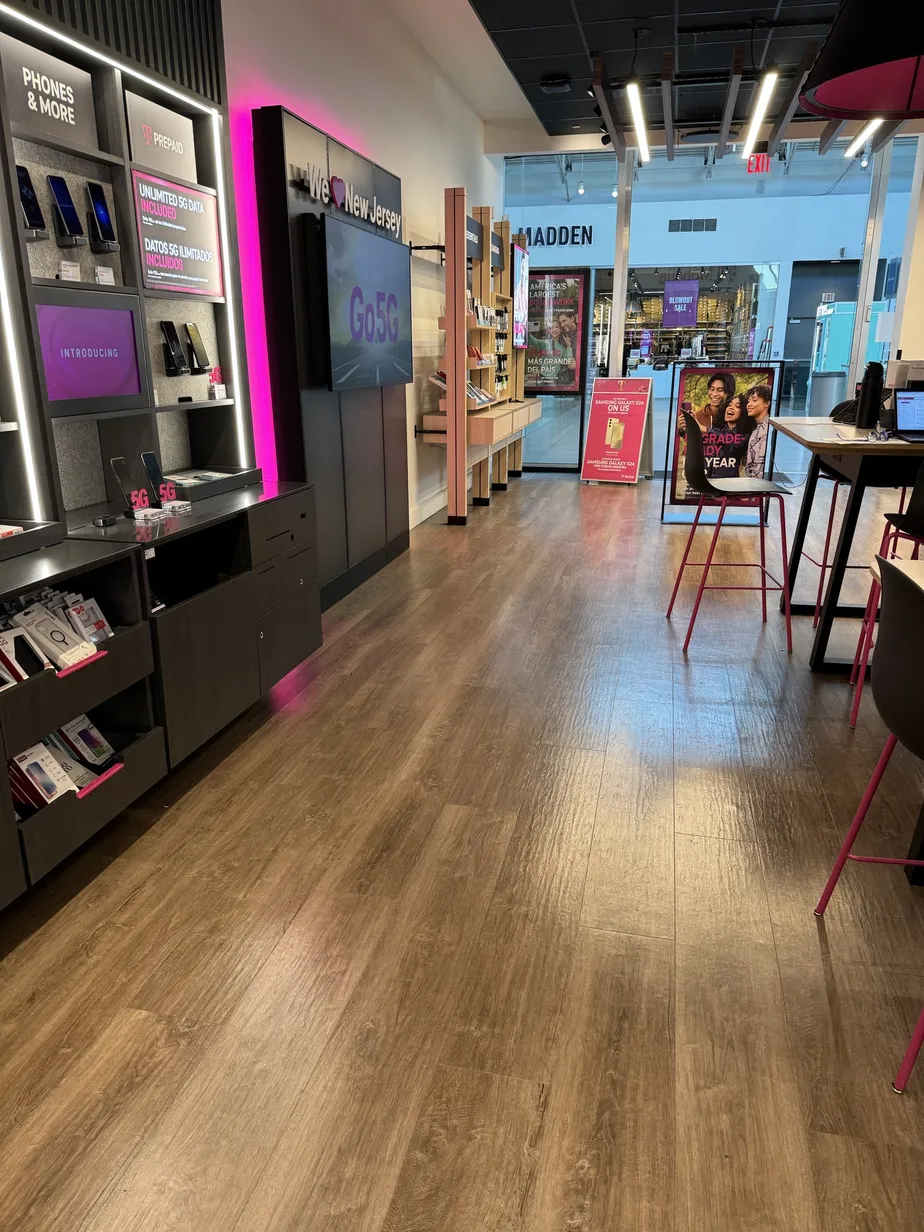 Foto del interior de la tienda T-Mobile en Jersey Gardens, Elizabeth, NJ