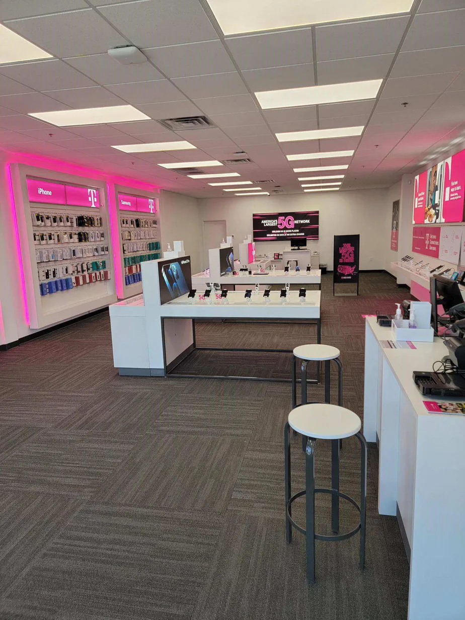 Foto del interior de la tienda T-Mobile en Dupton Rd & Oak Crossing, Fort Wayne, IN