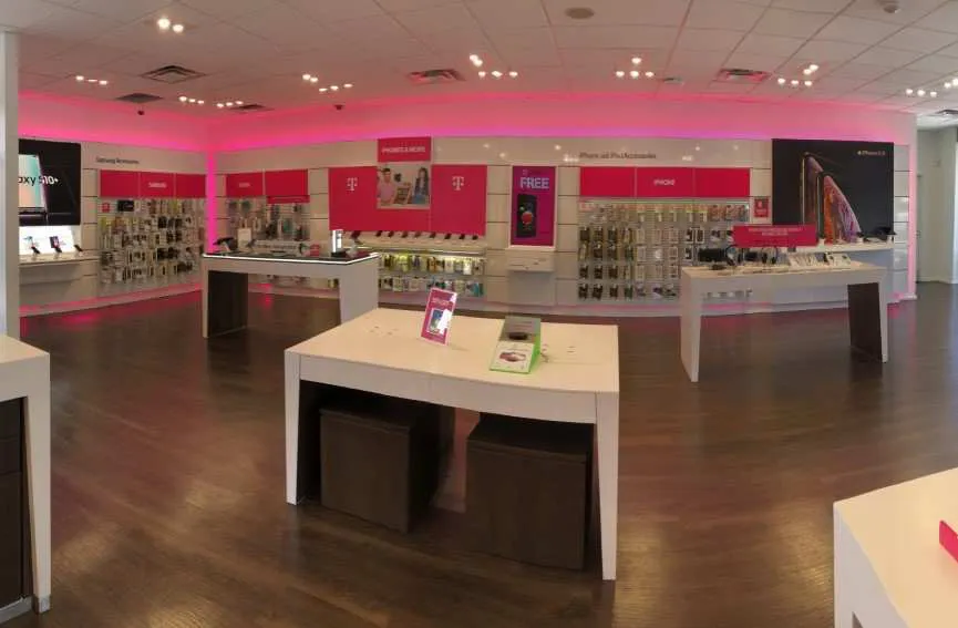 Foto del interior de la tienda T-Mobile en Washington & 1st St, San Diego, CA