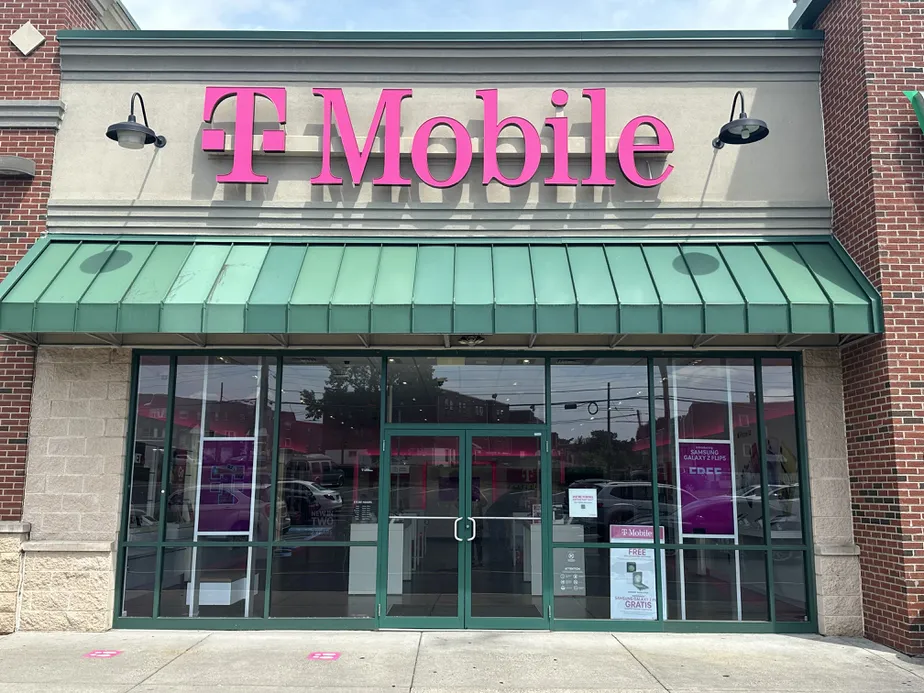 Foto del exterior de la tienda T-Mobile en Frankford Ave & Morell Ave, Philadelphia, PA