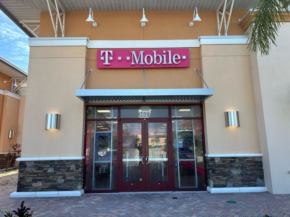 Exterior photo of T-Mobile Store at Darwin Plaza, Port St Lucie, FL