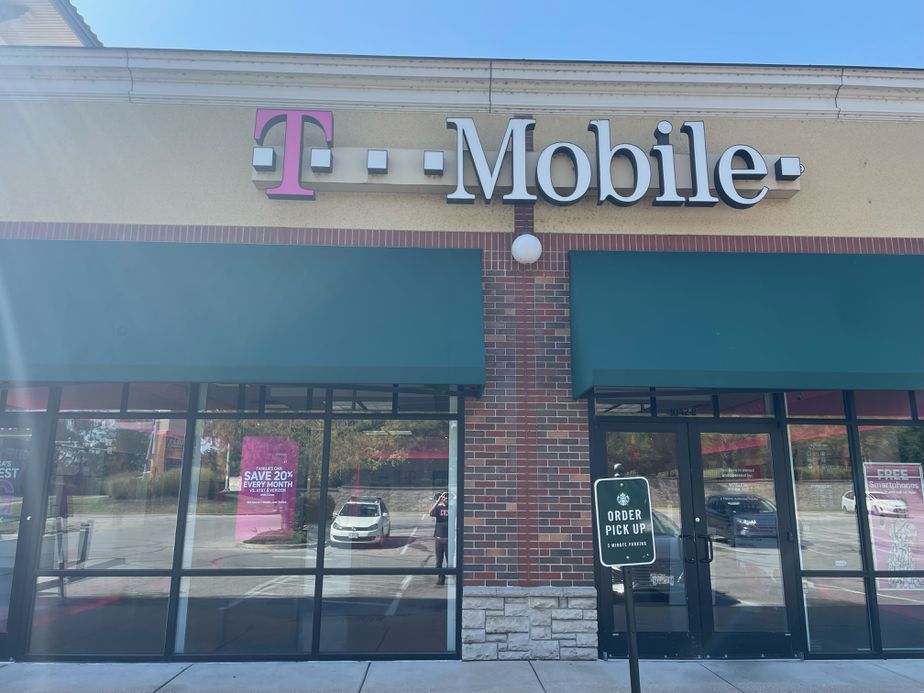 Exterior photo of T-Mobile Store at I-55 & Loughborough Ave, St Louis, MO
