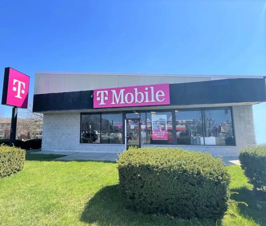 Exterior photo of T-Mobile store at Philo Rd & E Florida Ave, Urbana, IL