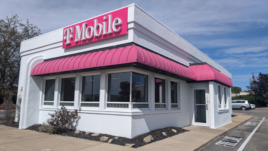 Exterior photo of T-Mobile Store at Great East Plaza, Niles, OH