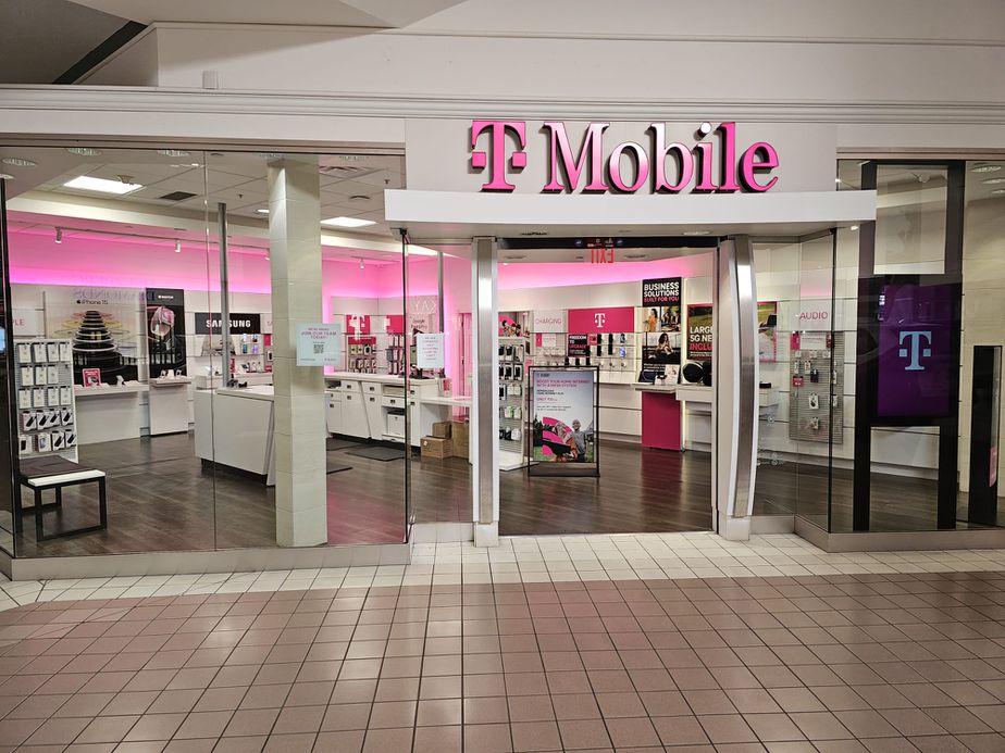 Exterior photo of T-Mobile Store at Miller Hill Mall, Duluth, MN