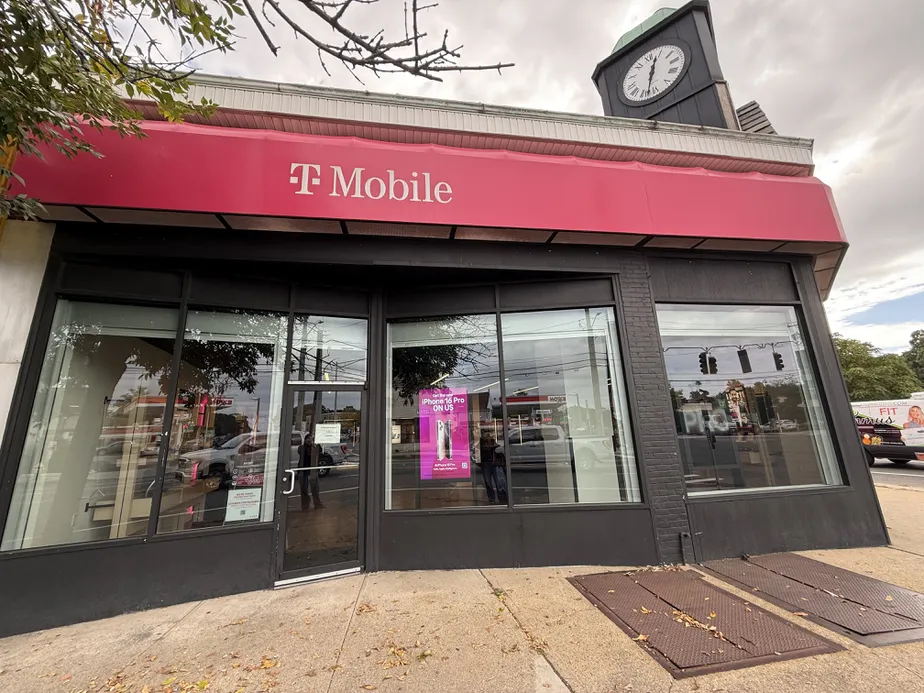  Exterior photo of T-Mobile Store at Wantagh Ave & Sunrise Hwy, Wantagh, NY 