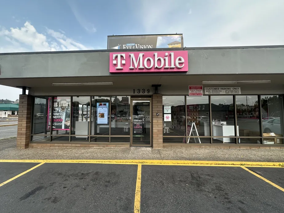  Exterior photo of T-Mobile Store at Washington Way & 15th Ave, Longview, WA 