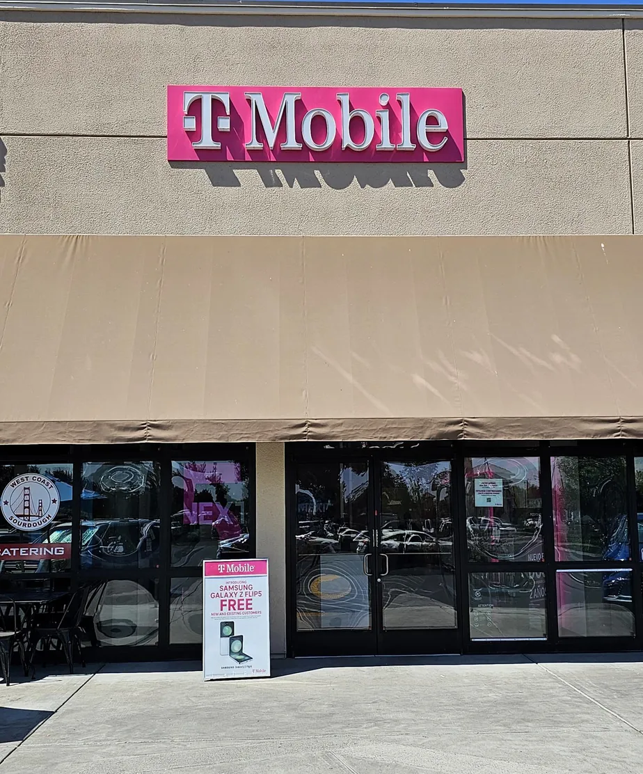 Foto del exterior de la tienda T-Mobile en W Cleveland Ave & N Schnoor St, Madera, CA