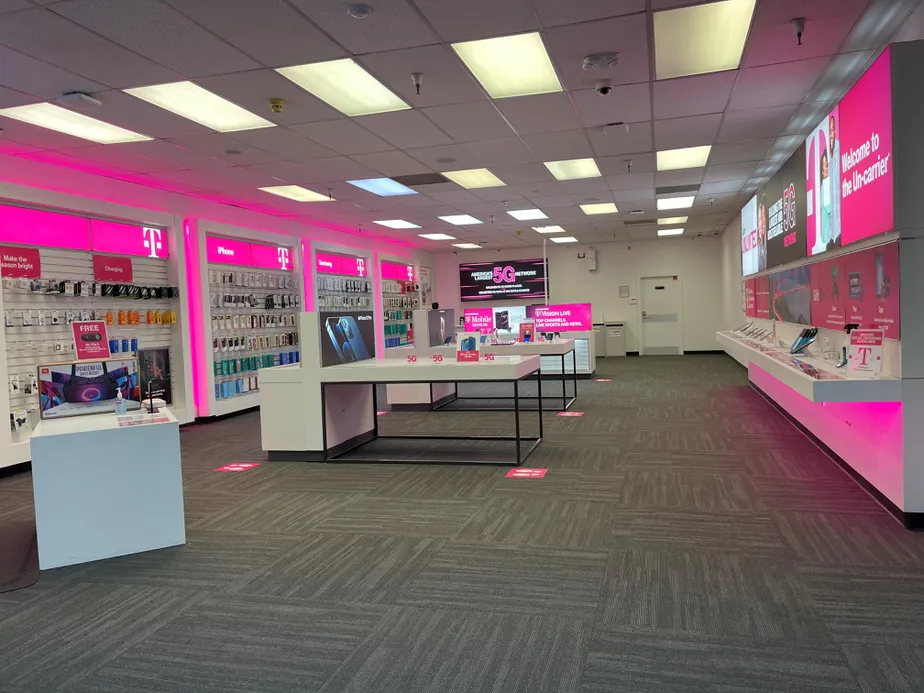 Foto del interior de la tienda T-Mobile en Florin Rd & Corporate Way, Sacramento, CA