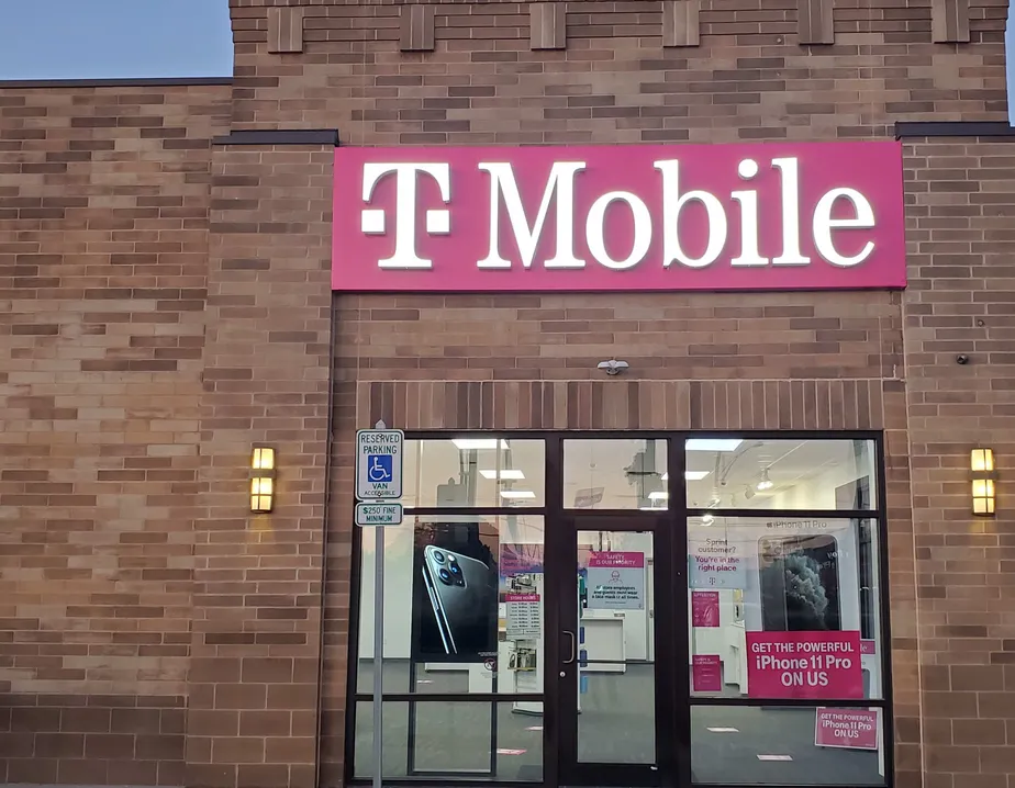  Exterior photo of T-Mobile store at Fremont Pike & Holiday Ln, Perrysburg, OH 