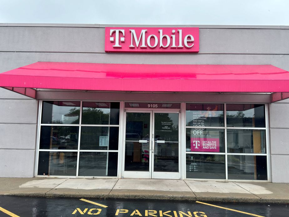 Exterior photo of T-Mobile Store at Pineville Matthews Rd & Park Rd, Pineville, NC