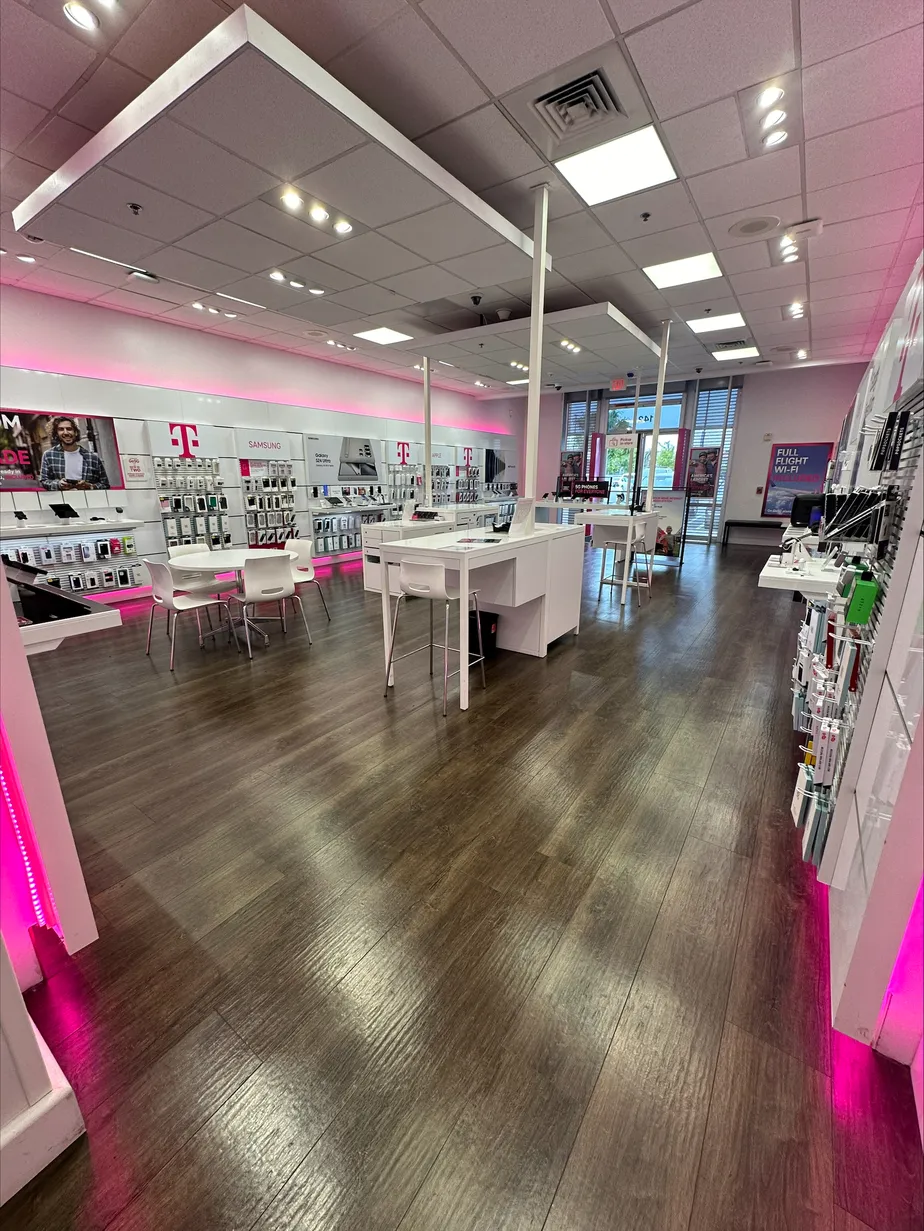 Foto del interior de la tienda T-Mobile en Bella Terra Center, Huntington Beach, CA