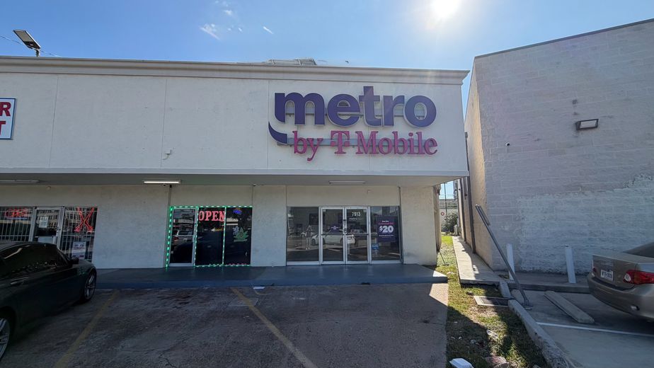 Metro by T-Mobile 7913 Beechnut St - 7913 Beechnut St 