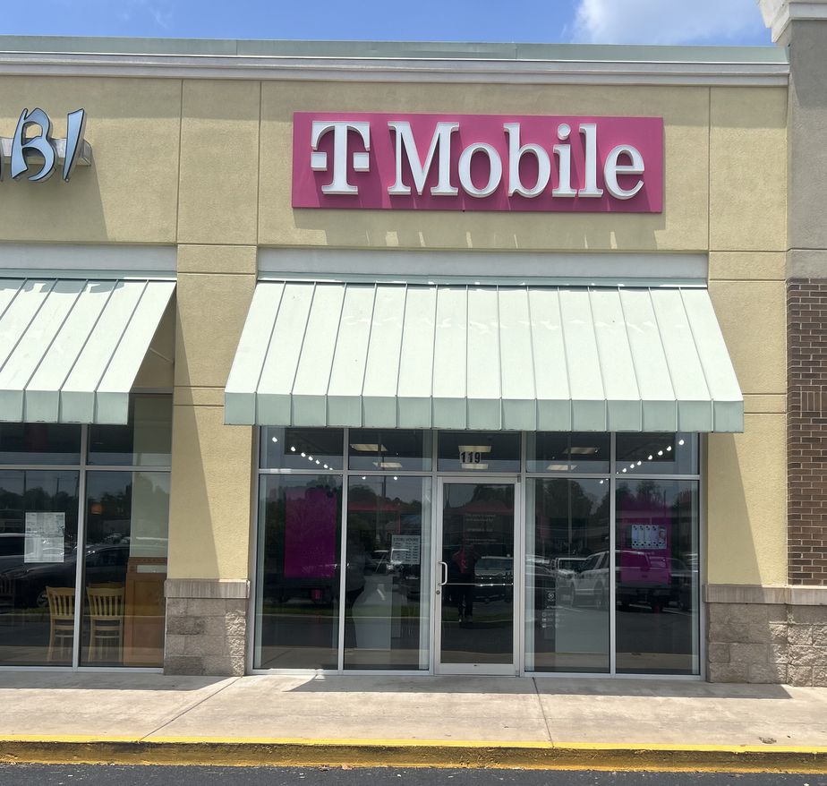 Exterior photo of T-Mobile Store at NW Commons Loop & SR 247, Lake City, FL