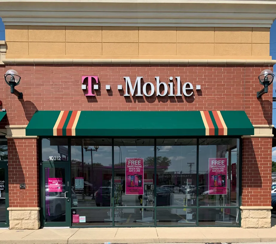 Exterior photo of T-Mobile store at 103rd & Cicero, Oak Lawn, IL