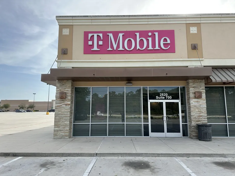 Foto del exterior de la tienda T-Mobile en Conroe Marketplace, Conroe, TX