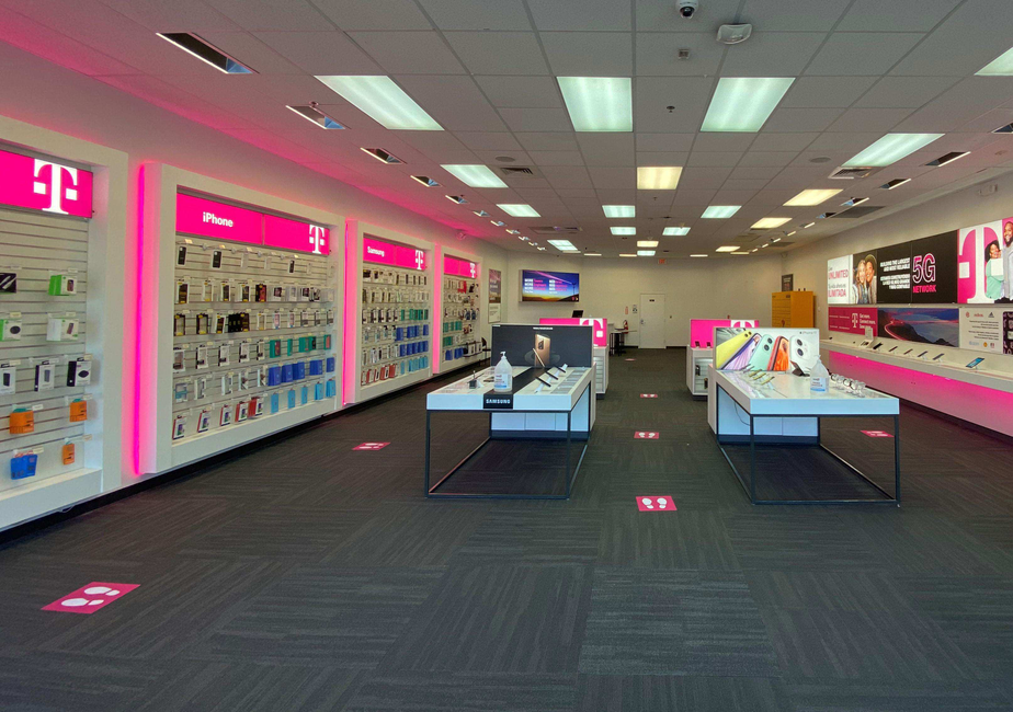 Foto del interior de la tienda T-Mobile en Flatbush Ave & Newfield Ave, Hartford, CT