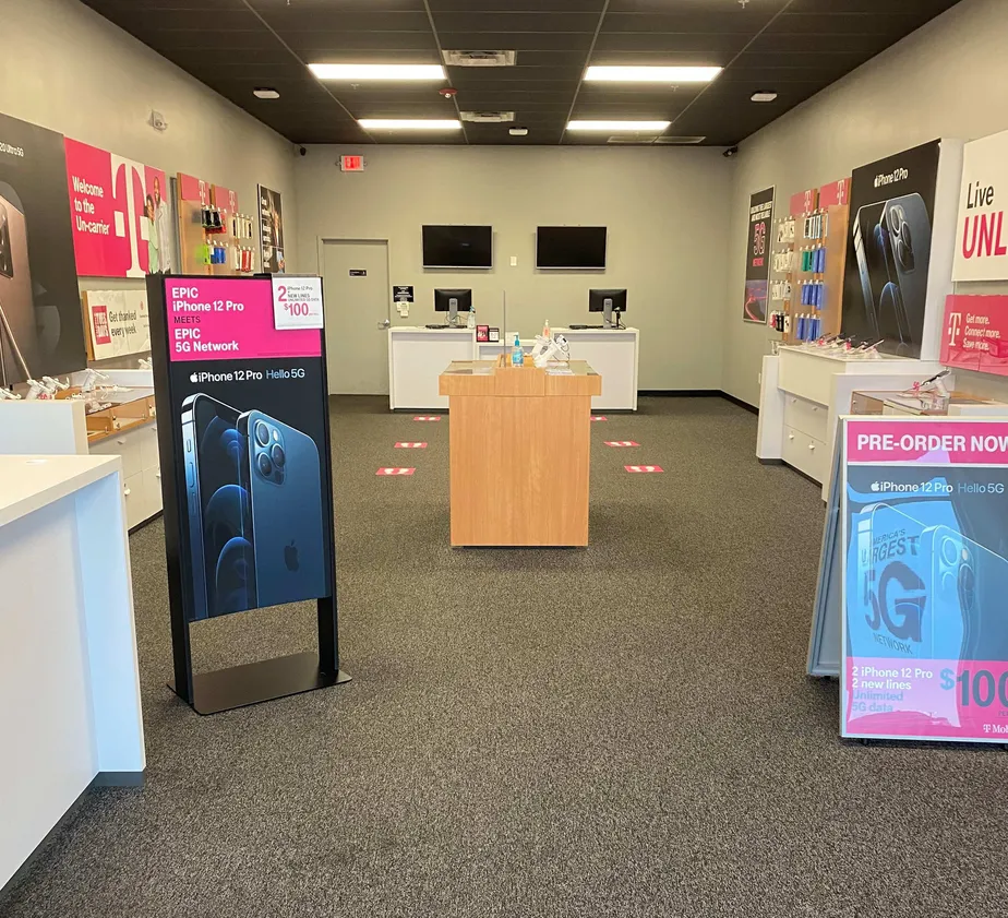 Foto del interior de la tienda T-Mobile en NW 2nd St & NW Dearborn Ave, Lawton, OK
