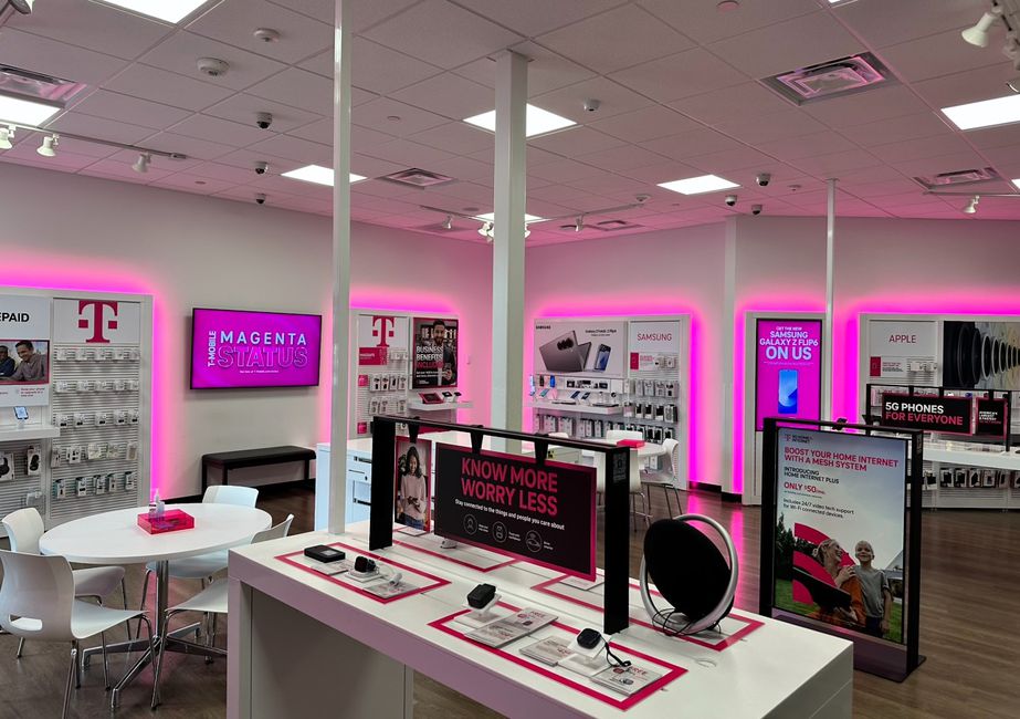 Interior photo of T-Mobile Store at Oakwood Center, Gretna, LA