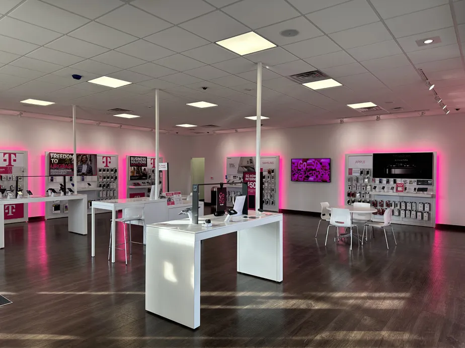  Interior photo of T-Mobile Store at Pierce & Thomas, Carlsbad, NM 