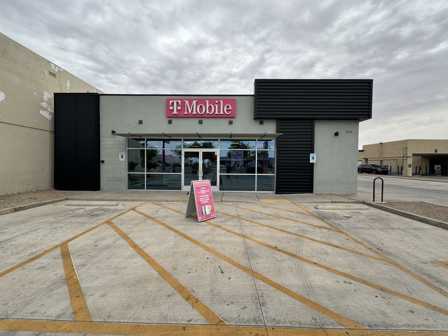 Exterior photo of T-Mobile Store at Main & B, San Luis, AZ
