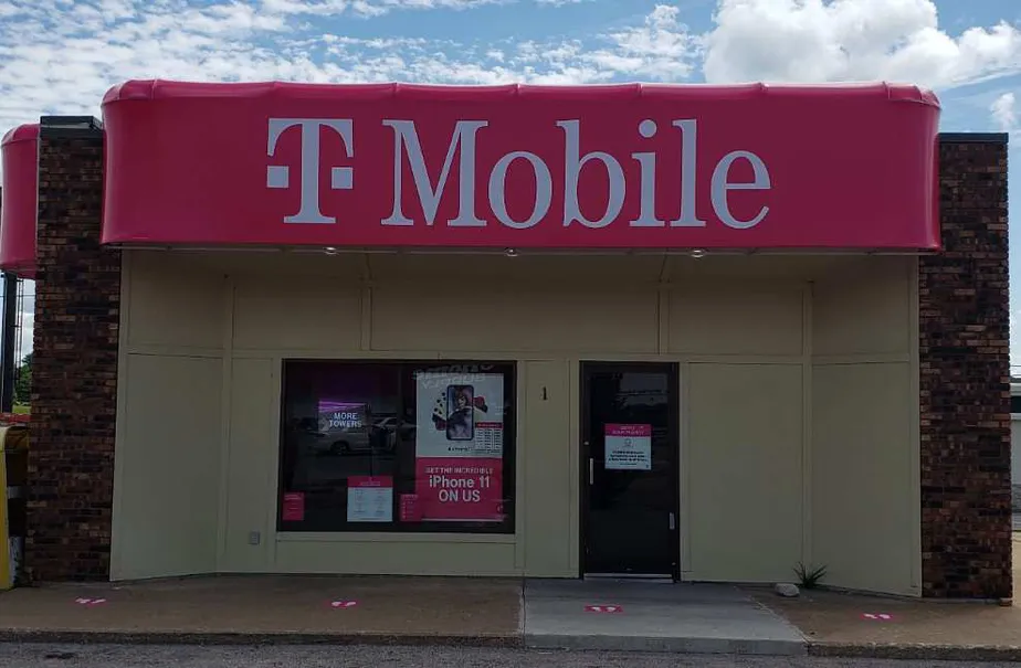 Exterior photo of T-Mobile store at Diamond Blvd & Palmyra Rd, Hannibal, MO