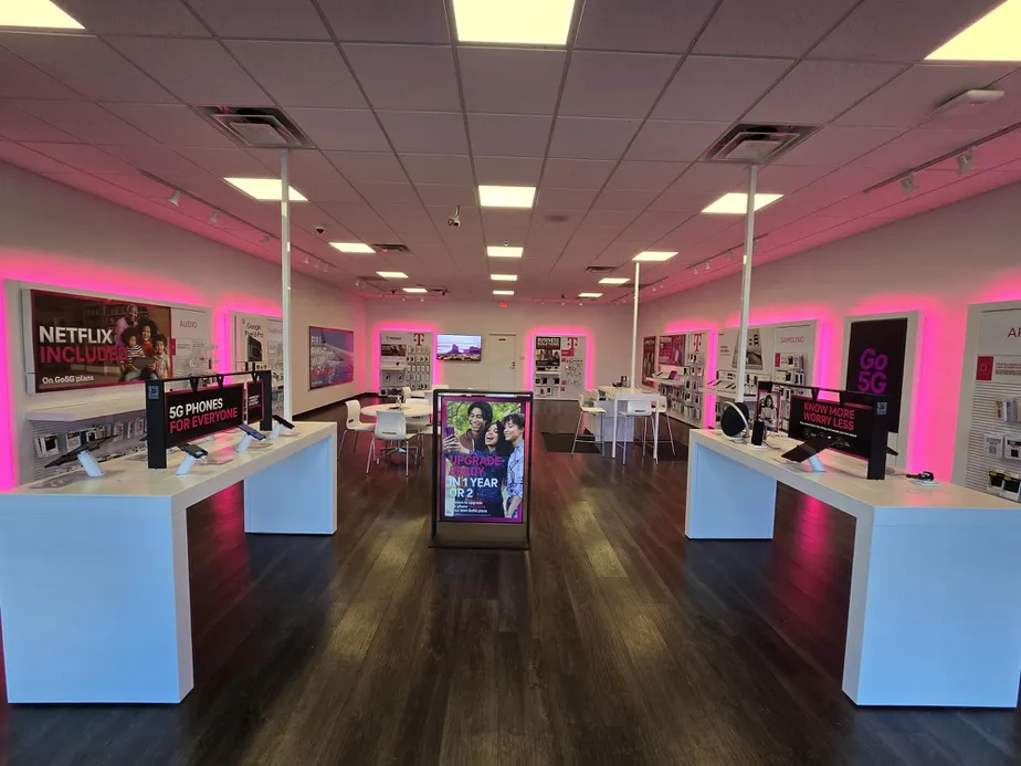 Foto del interior de la tienda T-Mobile en Virginia Center Station, Glen Allen, VA