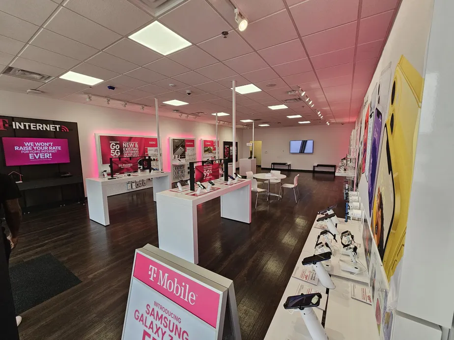 Foto del interior de la tienda T-Mobile en Eureka Twn Ctr Dr & W 5th St, Eureka, MO