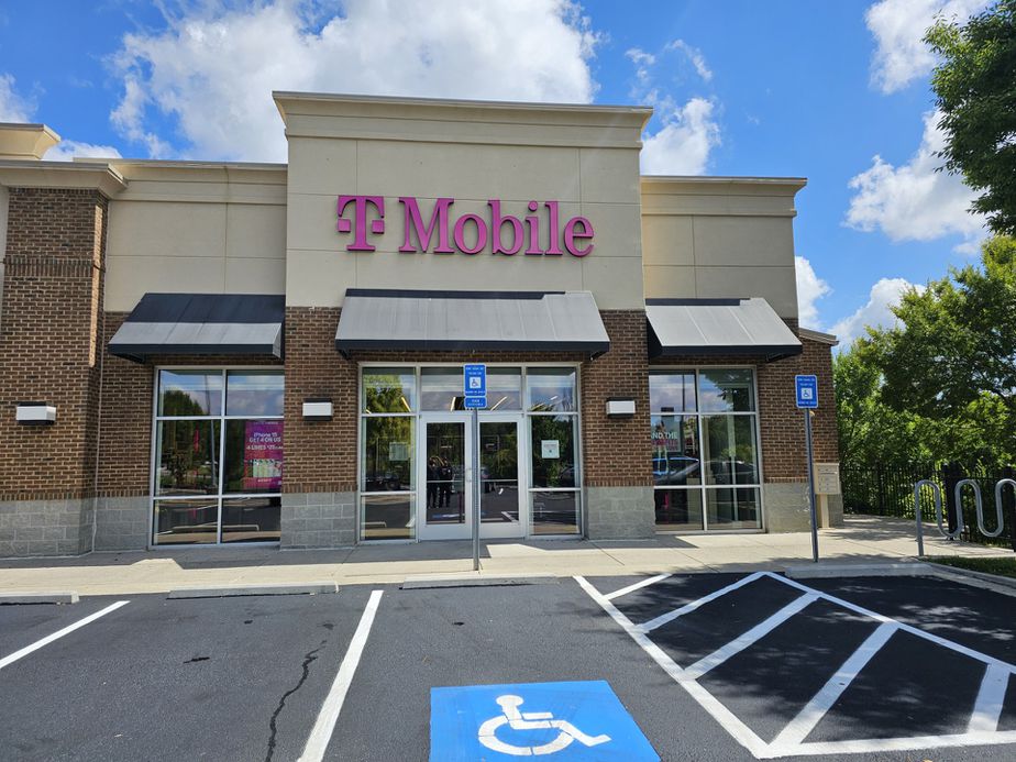 Exterior photo of T-Mobile Store at Woodstock Outlets, Woodstock, GA