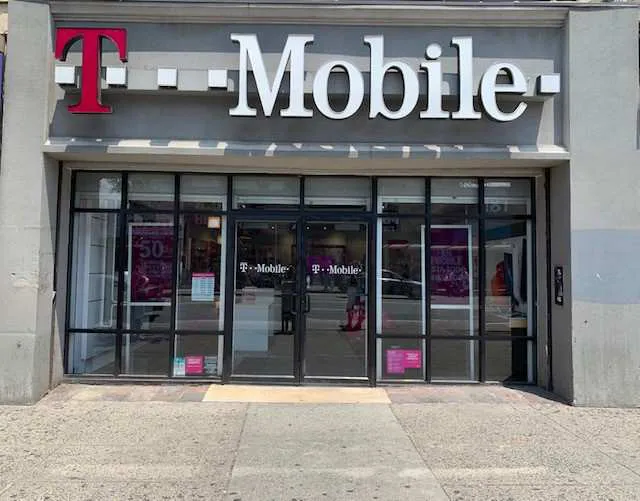 Foto del exterior de la tienda T-Mobile en Fordham Rd & Jerome Ave, Bronx, NY
